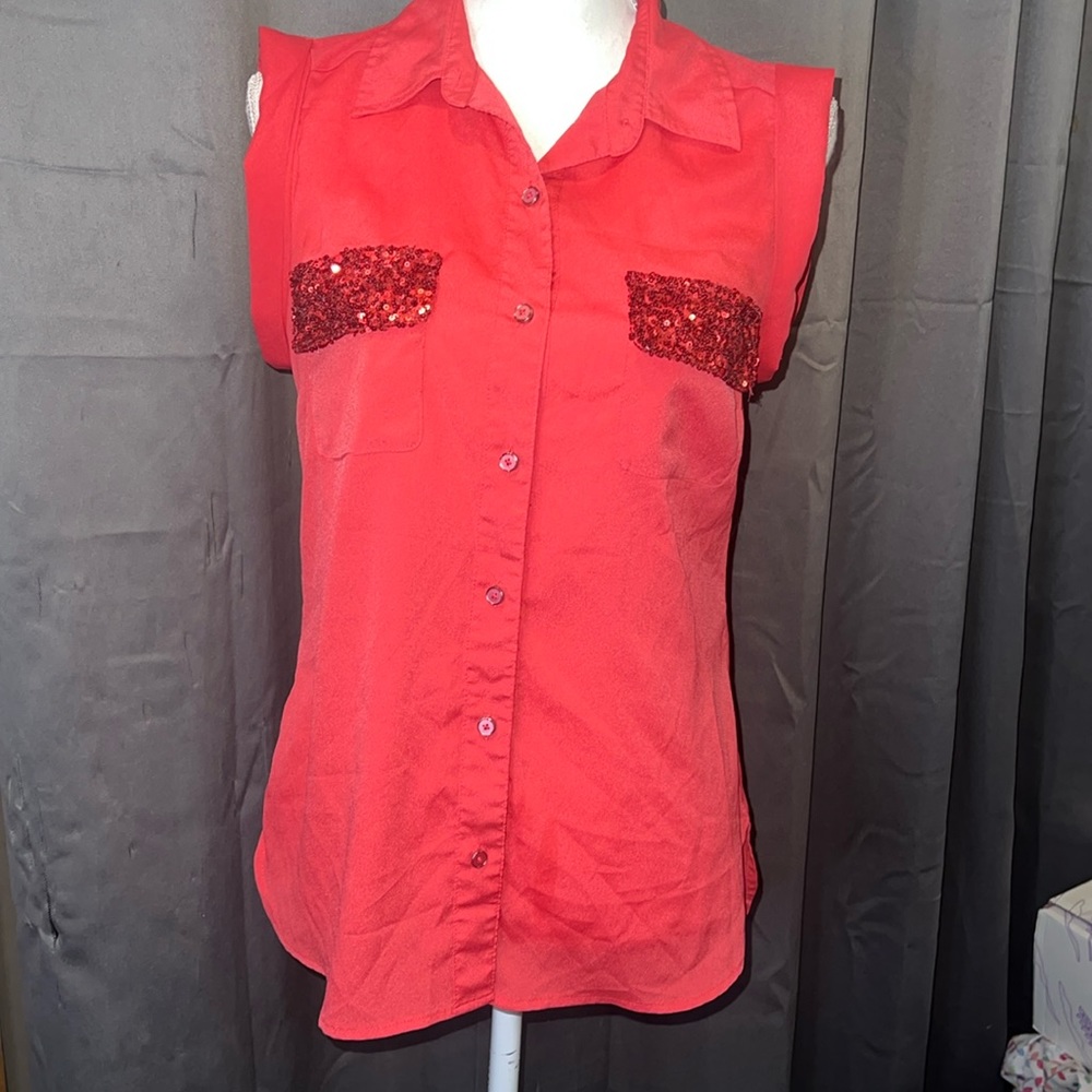 Candies size M pink/coral color sleeveless button front top 2 sequin pockets